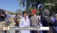 33 Paskibra Kabupaten Banjar menangis dan berpelukan usai sukses menjalankan tugas pengibaran bendera pada HUT ke-81 RI.