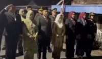 Bupati Batola Bahrul Ilmi sempat keliru saat memberi aba-aba hormat dan siap dalam renungan malam HUT ke-81 RI.