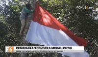 Argapala Sebatung mengibarkan Merah Putih di puncak Gunung Sebatung untuk memperingati HUT ke-81 RI