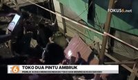 Toko di Jalan Veteran Sungai Gardu Banjarmasin kembali ambruk setelah tanah di tepi sungai terus terkikis.