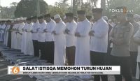Lebih dari 5.000 warga Banjarmasin menggelar salat istisqa di Masjid Raya Sabilal Muhtadin, Banjarmasin, Kalimantan Selatan.