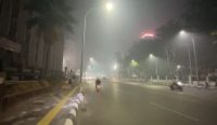 Kabut asap karhutla mulai menyelimuti pusat Kota Banjarmasin, Selasa (25/8/2026) malam. Asap mengganggu jarak pandang dan membuat pengendara memakai masker.