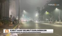 Kabut asap tebal menyelimuti pusat Kota Banjarmasin. Jarak pandang terganggu dan pedagang kecil mengaku kehilangan pelanggan.