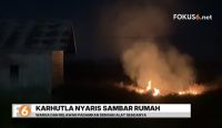 Karhutla di Desa Tungkaran, Kabupaten Banjar, nyaris membakar rumah warga. Api hanya berjarak 10 meter.