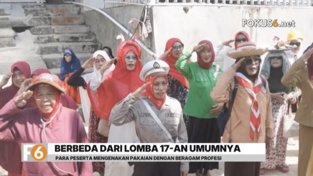 Ibu-ibu Majelis Taklim Al Hayaa Muslimah Kotabaru ikut lomba 17-an dengan fashion show, tarik tambang, makan kerupuk, dan lomba unik lainnya.
