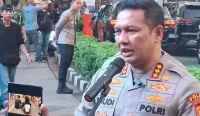 Polda Metro Jaya menyebut massa susulan memicu kericuhan di Senayan. Massa mendorong dan membakar pagar DPR serta merusak sejumlah CCTV.