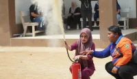 BPBD Balangan melatih tenaga kesehatan Puskesmas Awayan melalui simulasi evakuasi dan penanganan kebakaran dalam program Puskesmas Aman Bencana.