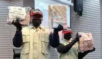KPK menetapkan Rektor Unsoed Akhmad Sodiq sebagai tersangka dalam tiga klaster dugaan korupsi. Penyidik mengamankan uang Rp665 juta dan saldo rekening.