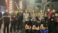 Tawuran sekitar 400 orang terjadi di Cibinong, Bogor. Polisi menduga kelompok yang terlibat janjian lewat media sosial dan menyita tujuh celurit.