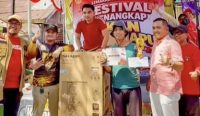 Lebih dari 300 warga menangkap 2,4 ton ikan sapu-sapu di Sungai Kemuning Banjarbaru saat festival HUT ke-81 RI.