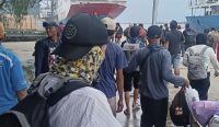 Kabut asap menyelimuti Banjarmasin, namun aktivitas Pelabuhan Trisakti tetap berjalan normal. Pelindo memperketat pemantauan.