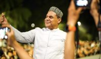 Ribuan warga Banjarbaru mengikuti Gema Sholawat bersama Haddad Alwi di Lapangan dr. Murdjani menjelang HUT ke-81 Kemerdekaan RI.
