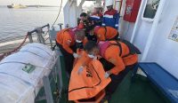 Satu jenazah korban KM Virgo Transport 8 tiba di Pelabuhan Trisakti Banjarmasin bersama 15 penumpang selamat dari TB Mauhau IX.