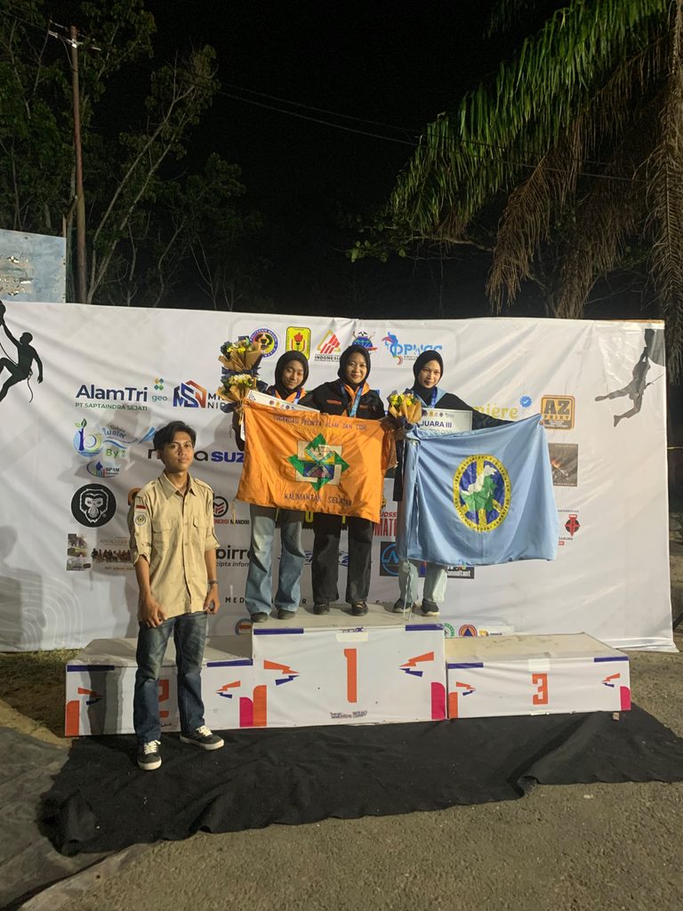 Anggota Orpala X-PAS Borneo saat menerima juara 1 dan juara 2. (Istimewa)