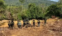 Aktivitas diduga tambang emas di kawasan Paau, Aranio, Kabupaten Banjar, mendapat pengawasan ketat. Polisi memasang police line dan Polhut berjaga.
