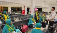 Erupsi Anak Krakatau mengganggu penerbangan sejak 6 September 2026. Kemenhaj meminta travel umrah memastikan jemaah tetap terlindungi.