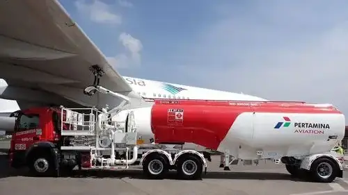 emenhub menaikkan batas maksimal fuel surcharge tiket pesawat ekonomi menjadi 40 persen dari TBA. Kebijakan mengikuti kenaikan harga avtur.