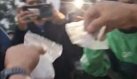 Sopir mobil diduga terlibat tabrak lari dari Jalan S Parman hingga Desa Sungai Rangas. Polisi kemudian menemukan paket yang diduga berisi sabu.