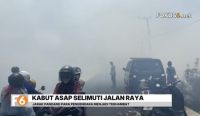 Kebakaran lahan di Tungkaran, Kabupaten Banjar, memicu asap pekat hingga menutupi jalan dan mengganggu jarak pandang pengendara.