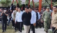 Wapres Gibran mengecek kondisi siswa SRT 9 Banjarbaru di tengah kabut asap karhutla. Empat siswa mengalami ISPA dan satu rumah siswa terbakar.