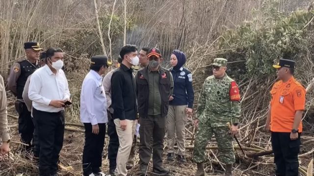 Wapres Gibran melihat penggunaan surfaktan ramah lingkungan untuk memadamkan karhutla gambut di Banjarbaru.