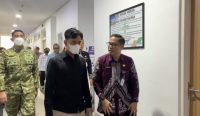 Wakil Presiden Gibran mengecek pasien ISPA di RSD Idaman Banjarbaru. Lima pasien menjalani rawat inap saat kabut asap karhutla masih menyelimuti Kalsel.