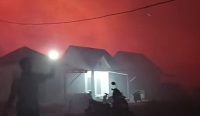 Kebakaran lahan mendekati permukiman warga di Pemurus Dalam, Banjarmasin. Angin kencang sempat menyulitkan petugas melokalisir kobaran api.