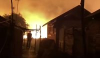 Karhutla Pengayuan Liang Anggang merangsek ke permukiman warga Jumat malam. Api besar terlihat dekat rumah warga dan memicu kepanikan.