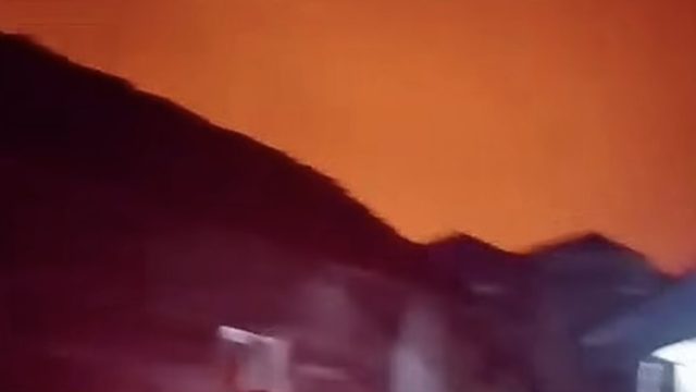 Karhutla Kalsel makin mengganas. Api mendekati rumah warga Desa Batalas hingga memicu kepanikan dan teriakan meminta damkar segera datang.