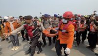 Sebanyak 22 korban selamat KM Virgo Transport 8 tiba di Pelabuhan Trisakti Banjarmasin setelah evakuasi tertunda akibat cuaca buruk.