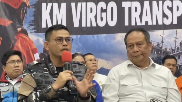 Penyelam TNI AL menemukan paket di lokasi kecelakaan KM Virgo Transport 8 dan menyerahkannya kepada KNKT untuk investigasi.