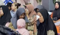 Jurnalis dan keluarga korban KM Virgo Transport 8 menggelar doa bersama di Pelabuhan Trisakti. Sebanyak 129 orang masih dalam pencarian.