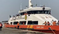 Lima perwakilan keluarga korban KM Virgo Transport 8 mengikuti pencarian hari keenam dengan KN SAR Laksamana menuju lokasi bangkai kapal.