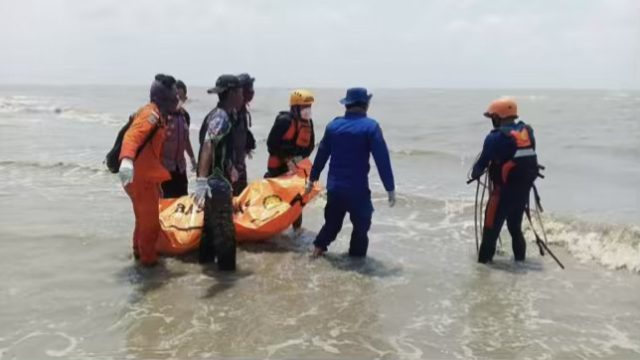 Dua jasad korban KM Virgo Transport 8 ditemukan di perairan Seruyan, Kalimantan Tengah. Keduanya mengenakan jaket pelampung bertuliskan KM Virgo.