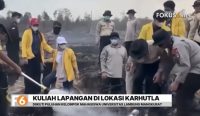 Puluhan kelompok mahasiswa ULM mengikuti kuliah lapangan di lokasi karhutla Banjarbaru. Mereka ikut memadamkan api dan mengamati penanganan lahan gambut.