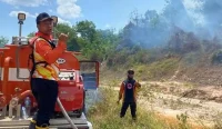 Karhutla Tapin terjadi di Tabing Tinggi, Desa Bungur Lama. Api membakar sekitar dua hektare lahan dan mulai berhasil dipadamkan petugas.