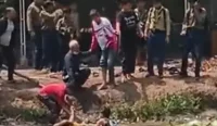 Kemah Akbar di Alalak, Barito Kuala, berujung duka. Dua siswa MTs Al Furqan tenggelam di kolam saat peserta bersiap pulang.