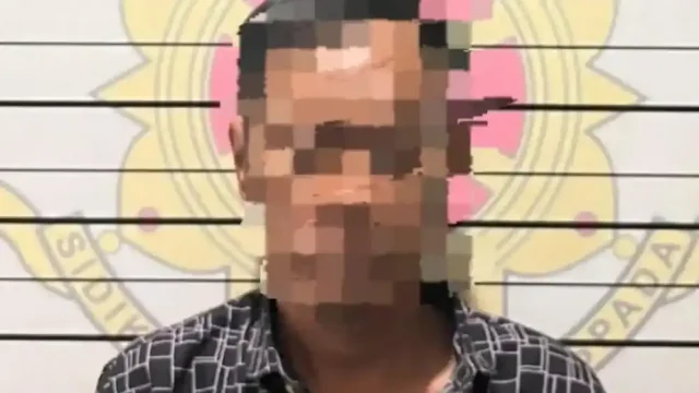 Keributan antrean Pertalite di SPBU Seradang Tabalong berujung penetapan tersangka. AP diamankan setelah membawa parang dan tombak ke SPBU.