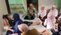 Pemko Banjarbaru mendampingi Arbainah, warga Landasan Ulin Tengah yang tinggal sendiri dan membutuhkan perawatan kesehatan.