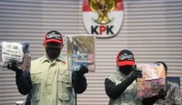 KPK menggeledah ruang kerja Sekda Banyumas Agus Nur Hadie terkait dugaan korupsi penerimaan mahasiswa baru dan praktik titip mahasiswa di Unsoed.