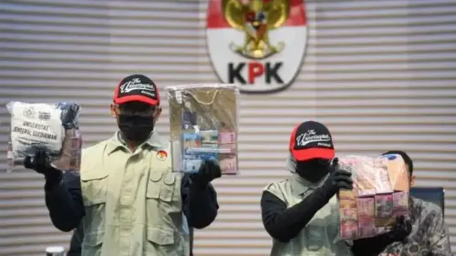 KPK menggeledah ruang kerja Sekda Banyumas Agus Nur Hadie terkait dugaan korupsi penerimaan mahasiswa baru dan praktik titip mahasiswa di Unsoed.