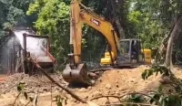 Tangkapan layar dari sebuah video amatir berdurasi 52 detik memperlihatkan dengan jelas aktivitas alat berat ekskavator yang tengah mengeruk lapisan tanah di kawasan hutan konservasi Taman Hutan Raya (Tahura) Sultan Adam, Desa Pa’au, Kecamatan Aranio, Kabupaten Banjar, Kalimantan Selatan