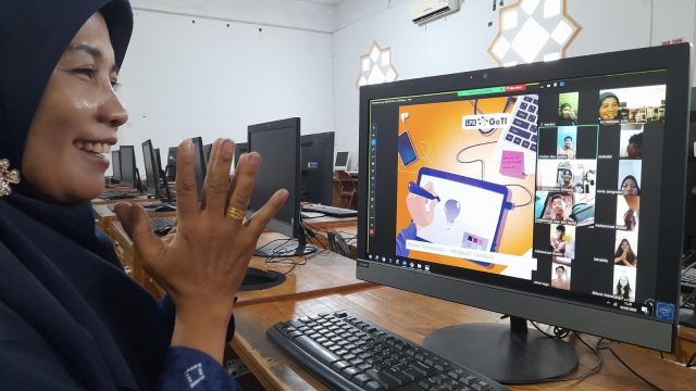 Guru SMPN 6 Banjarmasin tetap mengajar saat PJJ akibat kabut asap. Mereka menjaga kesehatan dengan masker hingga konsumsi vitamin.