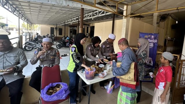 Baru menjabat Kasat Lantas Polres Batola, Iptu H M S Ariza langsung menggelar Jumat Barokah dan mengajak masyarakat tertib berlalu lintas.