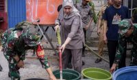 Pemko Banjarbaru menyalurkan lima tangki air bersih kepada warga Guntung Manggis yang mulai kesulitan mendapatkan air akibat kekeringan.