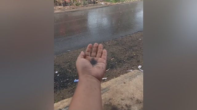 Video hujan di Angsana, Tanah Bumbu, viral di TikTok. Air dalam rekaman tampak kehitaman setelah wilayah Kalsel dilanda kemarau.