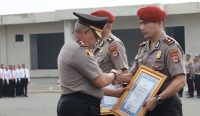 Kapolda Kalsel memberikan penghargaan kepada 21 personel berprestasi dalam momentum Sumpah Pemuda 2026, mulai dari pengungkapan narkoba hingga inovasi karhutla.