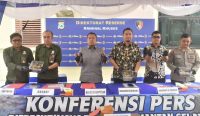 Polda Kalsel mengungkap perdagangan ilegal 57,8 kilogram sisik trenggiling dan 90 gram paruh burung rangkong. Dua tersangka diamankan.