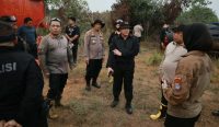 Kapolda Kalsel Irjen Rosyanto Yudha Hermawan meninjau pemadaman karhutla di Trans Handil Bakti. Polisi juga menyelidiki penyebab titik api.