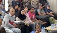 Stefanus sudah berminggu-minggu berada di Banjarmasin. Ia masih menunggu tiga anggota keluarganya yang jadi korban KM Virgo dan masih belum ditemukan.